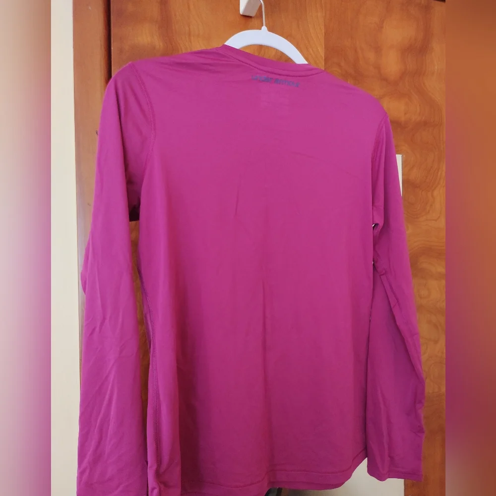 Pair of Under Armour running shirts - Picture 6 of 8